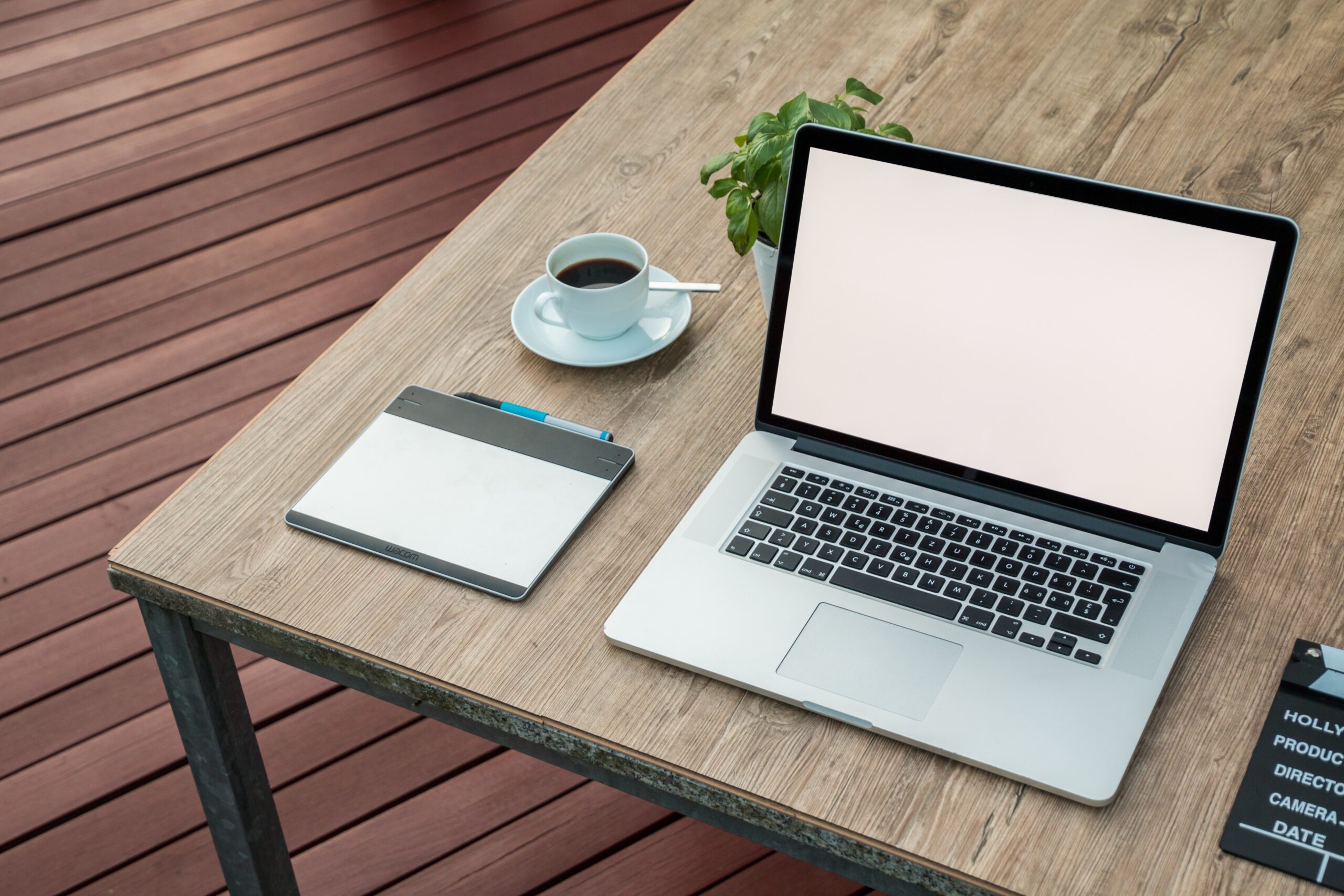 Arbejde med digitale værktøjer og AI på laptop
